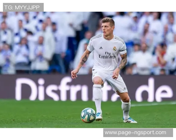 克罗斯在足球世界中的传奇之路与技术解析：从青涩少年到顶级中场的蜕变